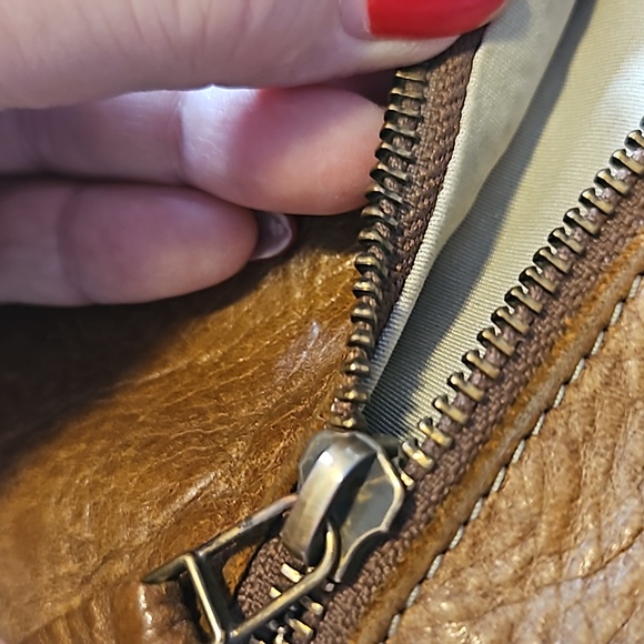 Roots Canada Tribe Leather Venetian Village Crossbody Bag - Picture 11 of 14